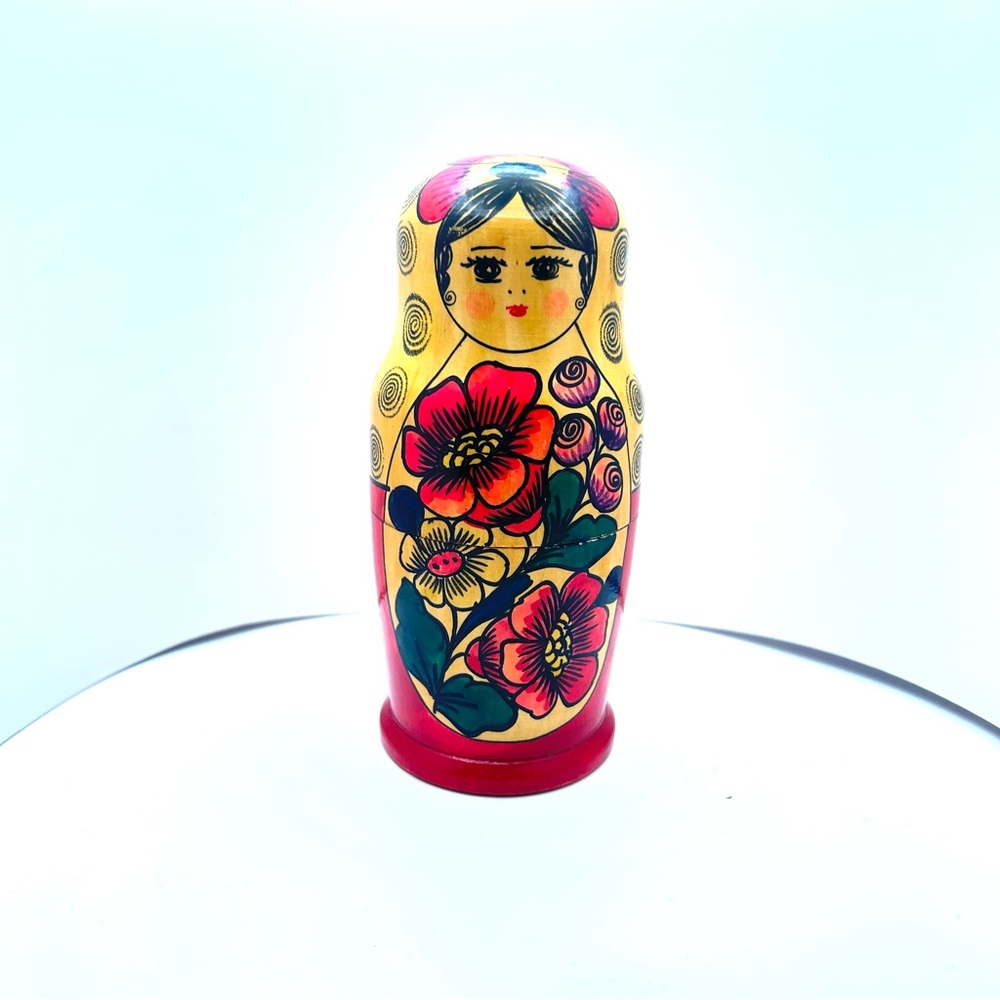 MATRYOSHKA RUSSIAN VINTAGE NESTING DOLLS 4 PIECE